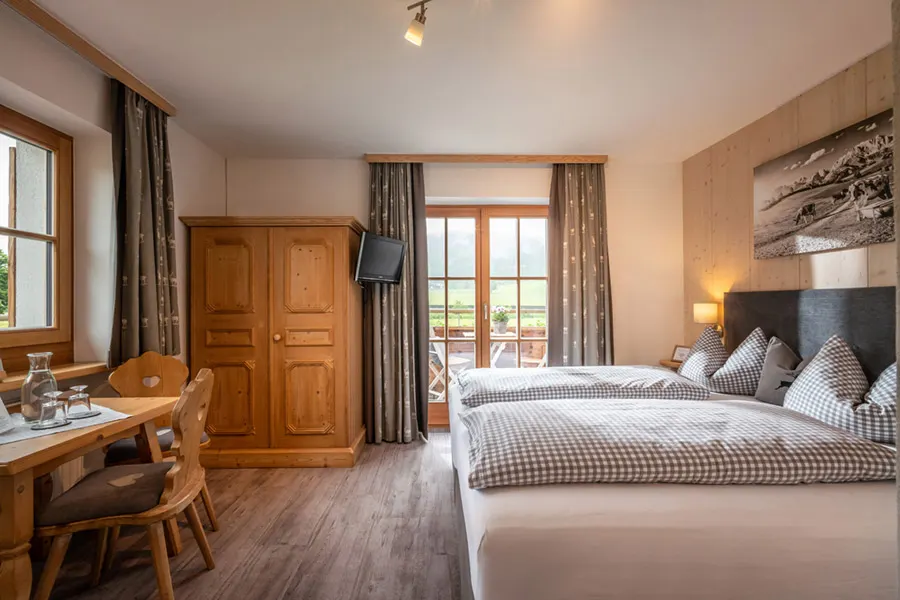 Double room with shower, WC and balcony and Smart TV
