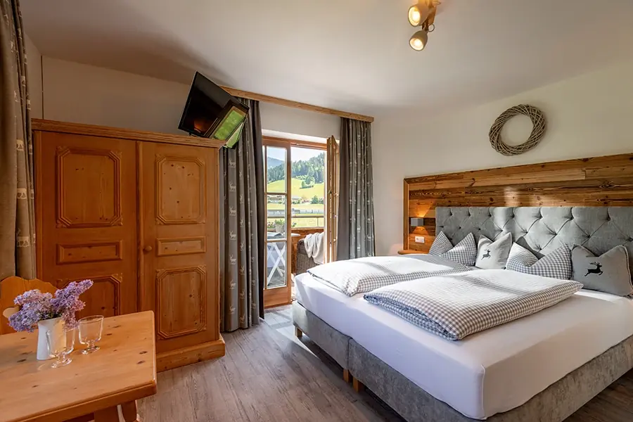 Doppelzimmer mit Dusche, WC und Balkon und Smart-TV